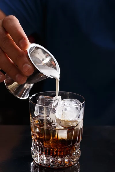 Bartender prepares a white russian cocktail — Stock Photo, Image