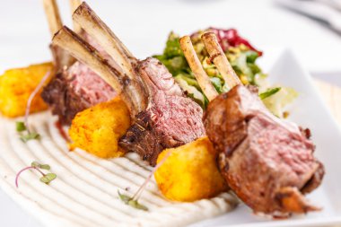 Kızarmış kuzu kaburgası