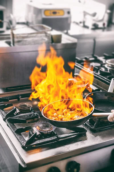 요리사 flambe 소스 만들기는 — 스톡 사진