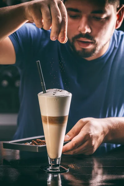 Barista decoreren latte — Stockfoto