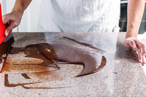 Tempering melted chocolate — Stock Photo, Image