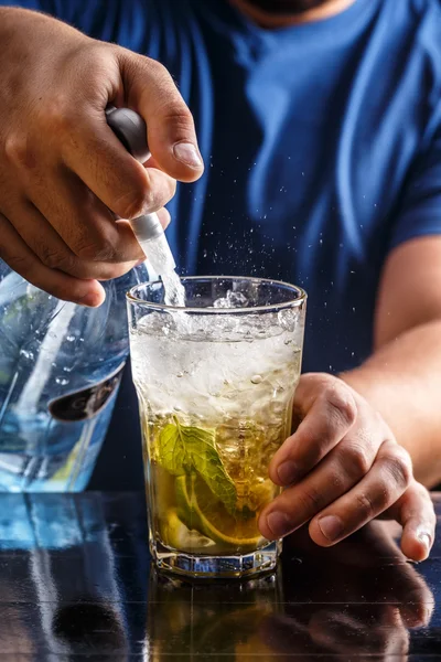 Cantinero vierte agua de soda —  Fotos de Stock