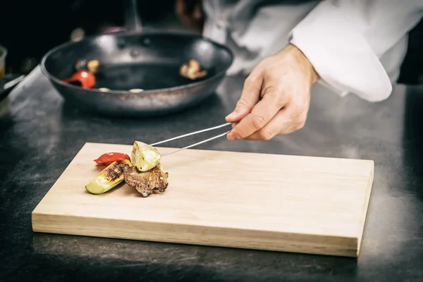 Chef servido verduras a la parrilla — Foto de Stock