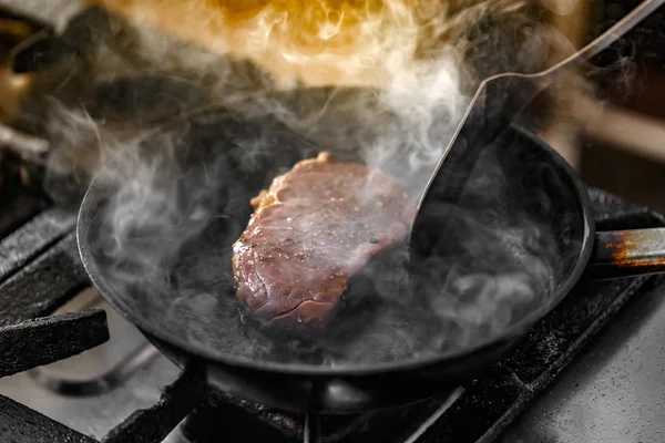 Sığır eti biftek kızartma — Stok fotoğraf