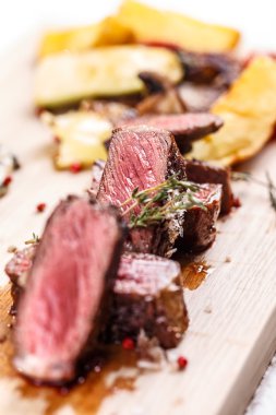 Orta kızarmış biftek 