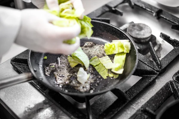 Lechuga picada de iceberg —  Fotos de Stock