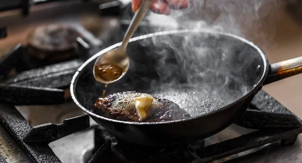 М'ясо яловичини на сковороді — стокове фото