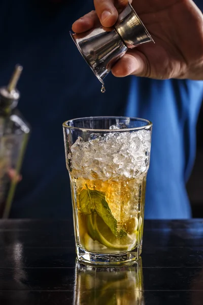 Bartender att göra cocktail — Stockfoto