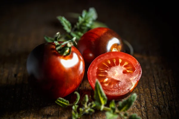 Rote köstliche Tomaten — Stockfoto