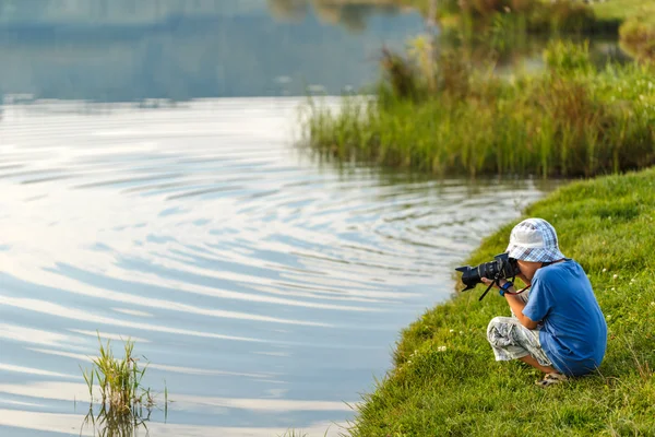 Liten pojke fotografering — Stockfoto