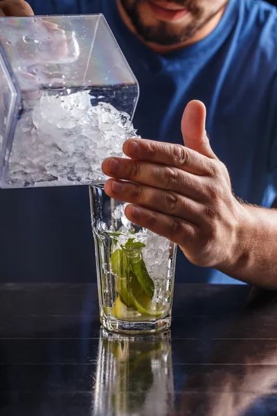 Bartender putting broken ice — Stock Photo, Image