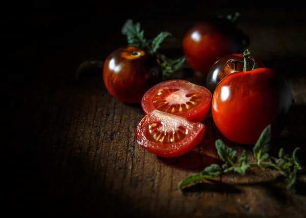 Спелые свежие помидоры — стоковое фото