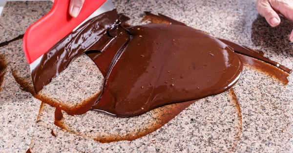 涂抹融化的巧克力 — 图库照片