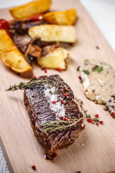 Gegrilde steak, verfijnde maaltijd — Stockfoto