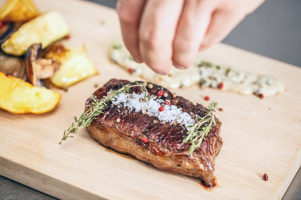 Gegrilde sappige biefstuk — Stockfoto