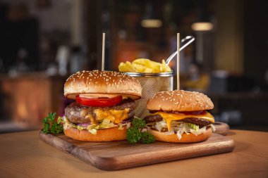 İki parça hamburger.