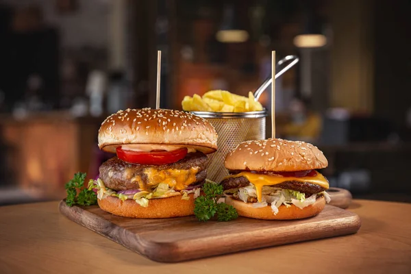 Dos piezas de hamburguesa —  Fotos de Stock