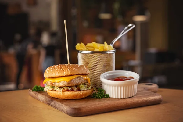 Burger ayam panggang yang lezat — Stok Foto
