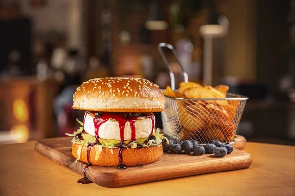 Vegetarian burger with camembert — Stock Photo, Image