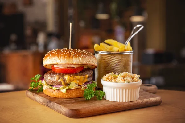 Saftiger Burger mit Tomate Stockfoto