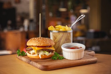 Lezzetli ızgara sığır burger.