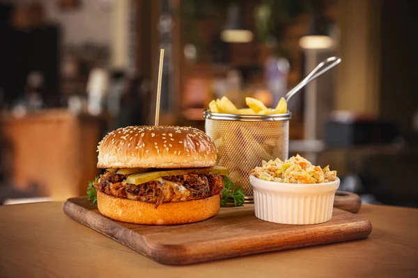 Çekilmiş domuz burger. — Stok fotoğraf