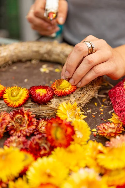 Woman hands makes an autumn wreath — Stock Photo, Image