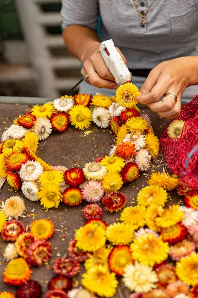 Het maken van krans herfst kleurrijke aardbloem Stockfoto