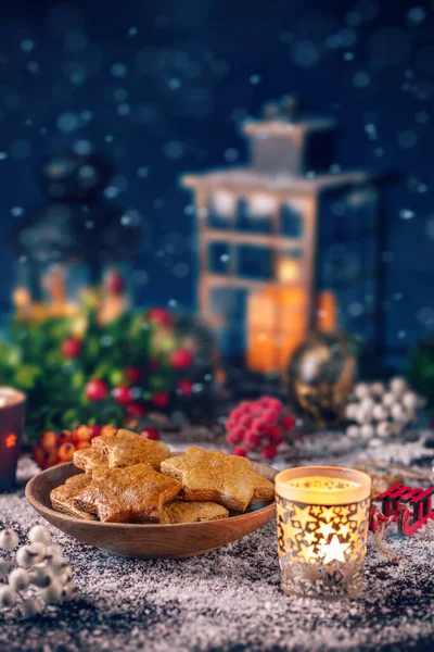 Décoration de Noël avec biscuits au pain d'épice — Photo
