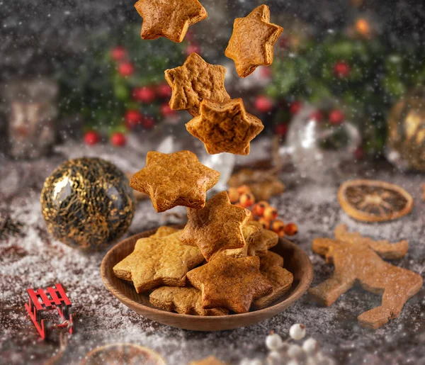 Falling Christmas gingerbread — Stock Photo, Image