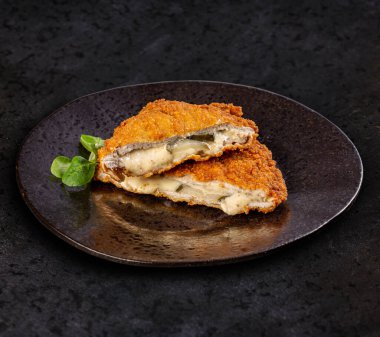 Doldurulmuş tavuk filetosu.