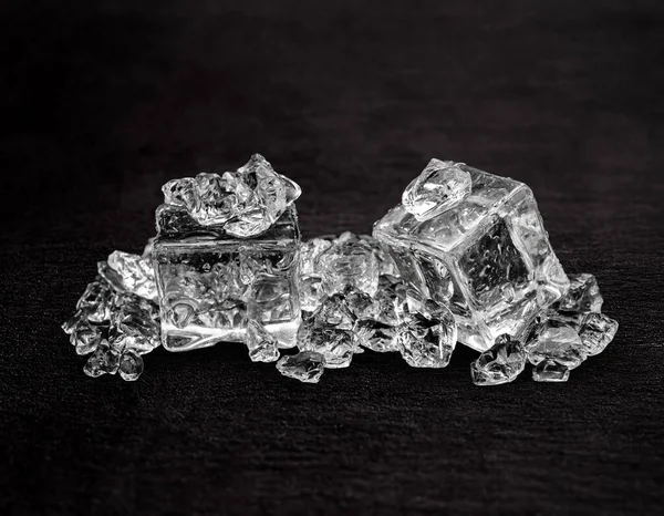 Куча различных кубиков льда — стоковое фото