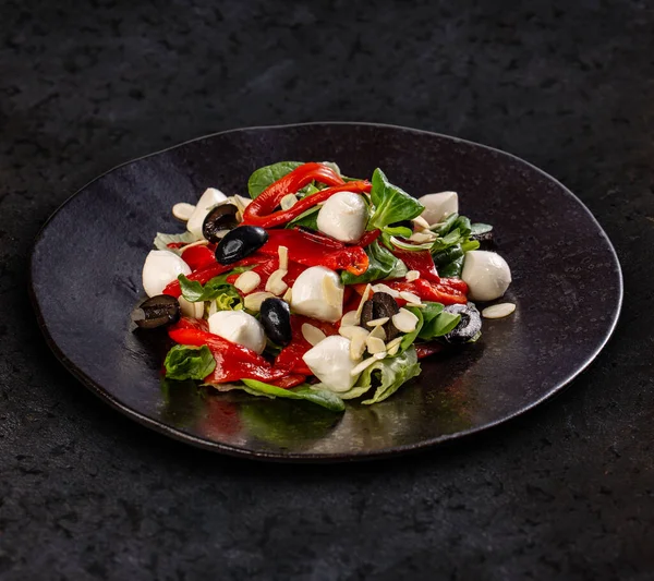 Смешанный салат с сыром моцарелла — стоковое фото