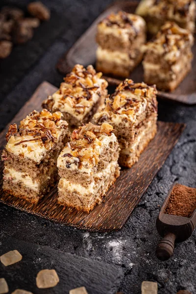 Två lager valnötstårta dessert Stockbild