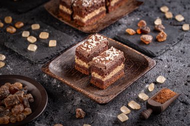 Ev yapımı mini katmanlı çikolatalı pasta.