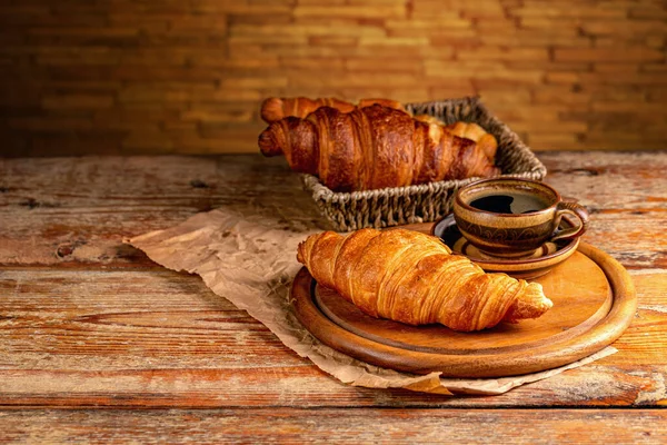 Frische Croissants zum Frühstück — Stockfoto