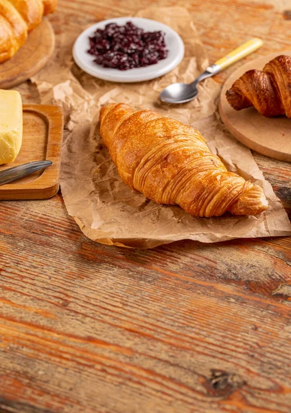 Croissant fresco con spazio di copia — Foto Stock