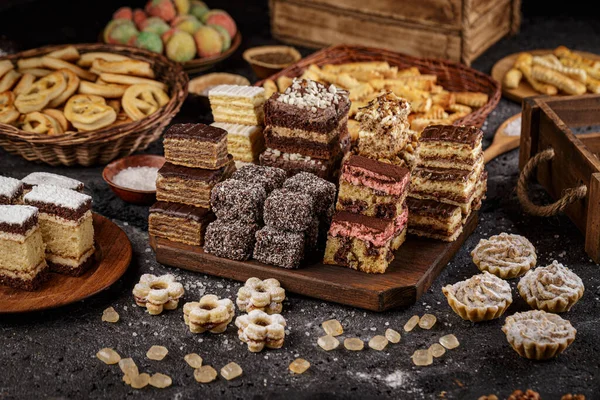 Assortiment de mini gâteaux différents — Photo