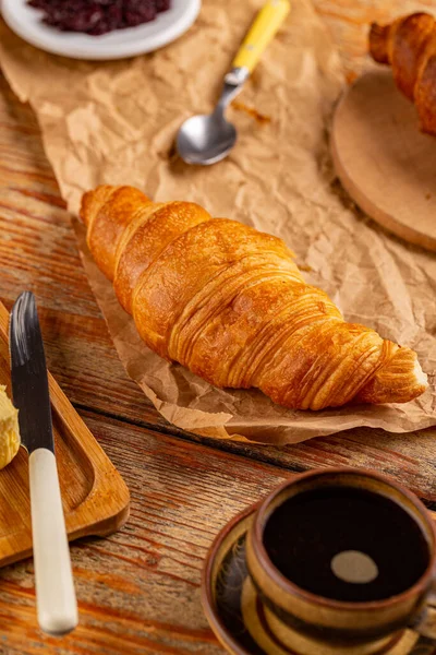 Verse croissants voor het ontbijt — Stockfoto