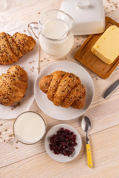 Teljes kiőrlésű croissant Stock Kép