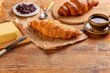 Kruvasanla geleneksel kahvaltı.