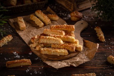 Peynirli puf çubukları