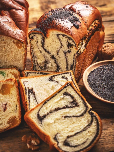 Haşhaş tohumlu kremalı brioche — Stok fotoğraf