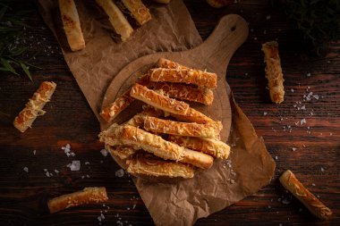 Peynirli ekmek çubukları