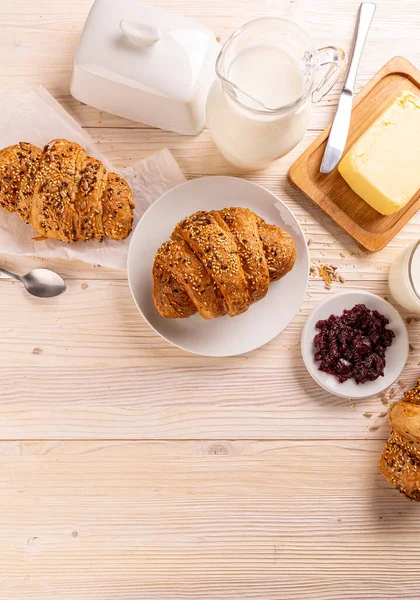 Delicious breakfast with fresh croissants — Stock Photo, Image