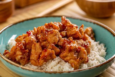 Baharatlı tavuk etli bir tabak pirinç.