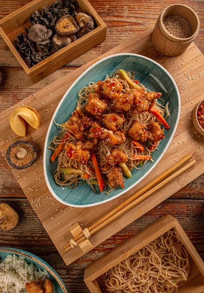 Tagliatelle cinesi con pollo — Foto Stock