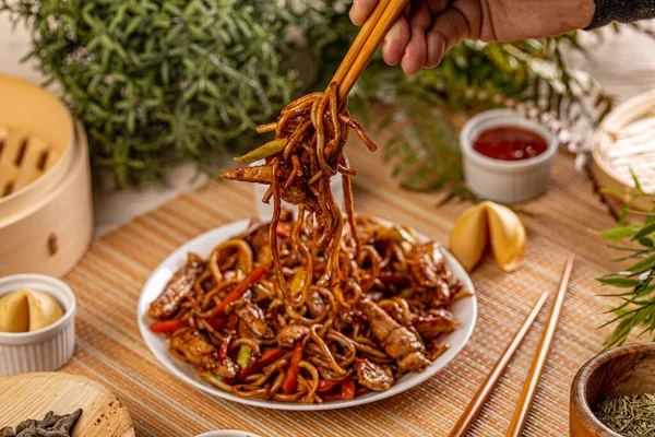 Tavuk chow mein meal