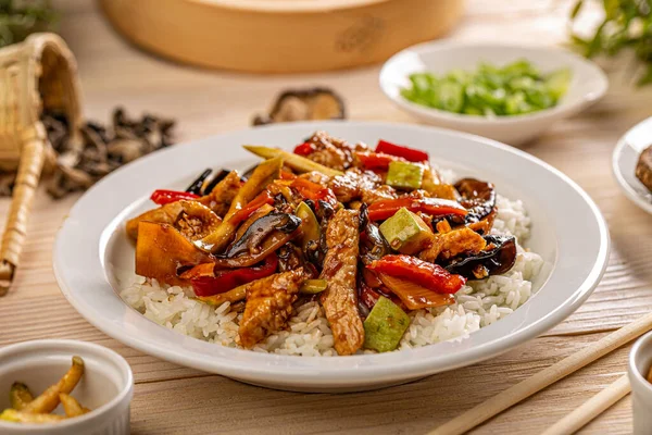 Asiatisk Mat Meny Kryddig Kyckling Ränder Med Grönsaker Och Gelé — Stockfoto