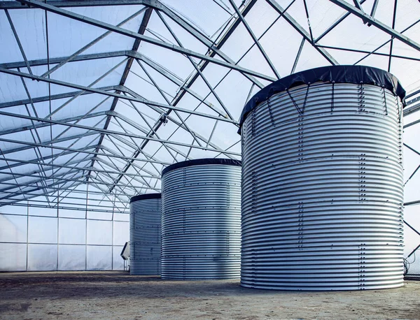 Trois Réservoirs Eau Dans Entrepôt Concept Industriel Images De Stock Libres De Droits